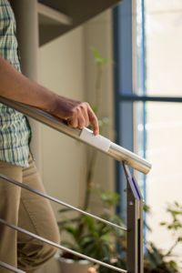 Ertastbare Schilder mit braille Beschriftung auf Handläufen